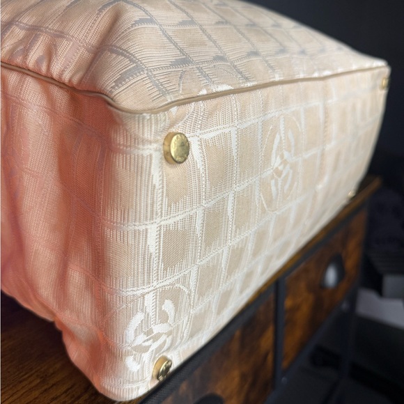 CHANEL Tote - Picture 10 of 15